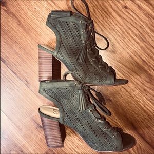 Jessica Simpson Lace-up stacked Heel